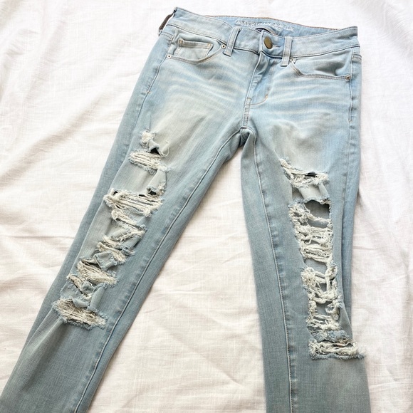 American Eagle Light Wash Ripped Skinny Jeans - Picture 3 of 5